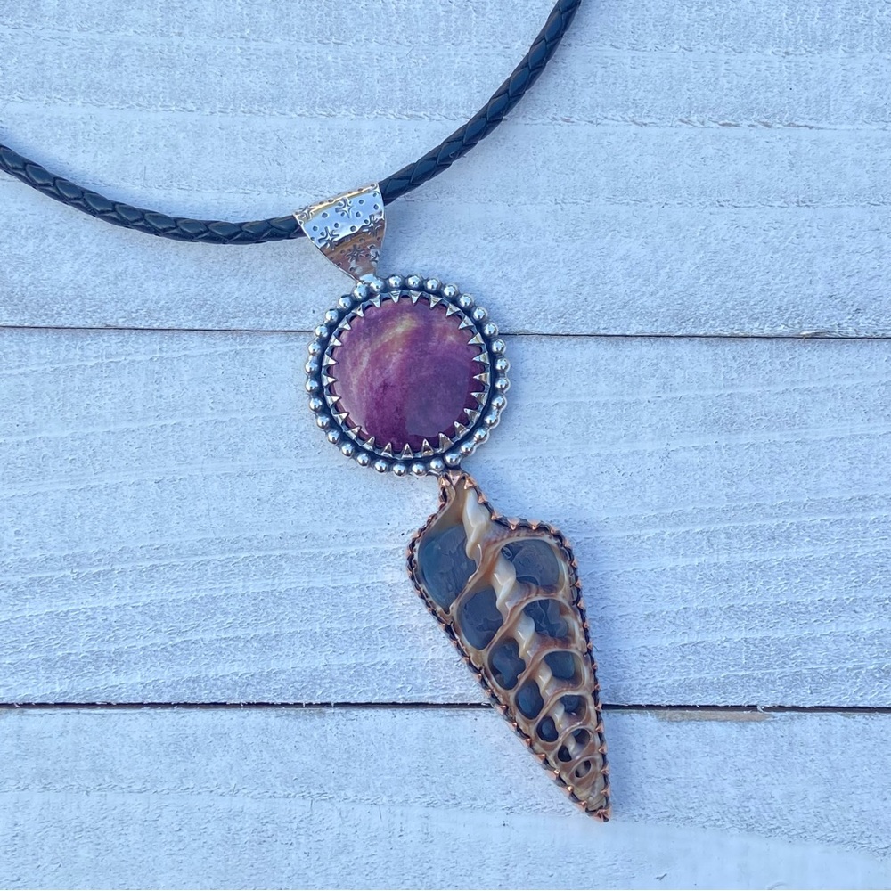 Magic shell necklace